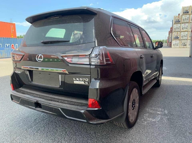 Lexus LX570 Black Edition 2021 đầu tiên về Việt Nam, giá gần 10 tỷ đồng - 3