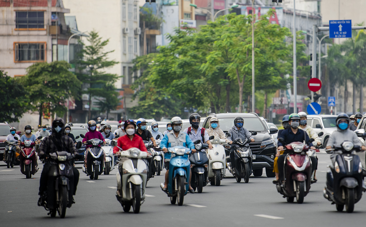 Việc người dân ra đường nhiều vào thời gian này sẽ khiến công tác dập dịch của chính quyền khó khăn hơn.