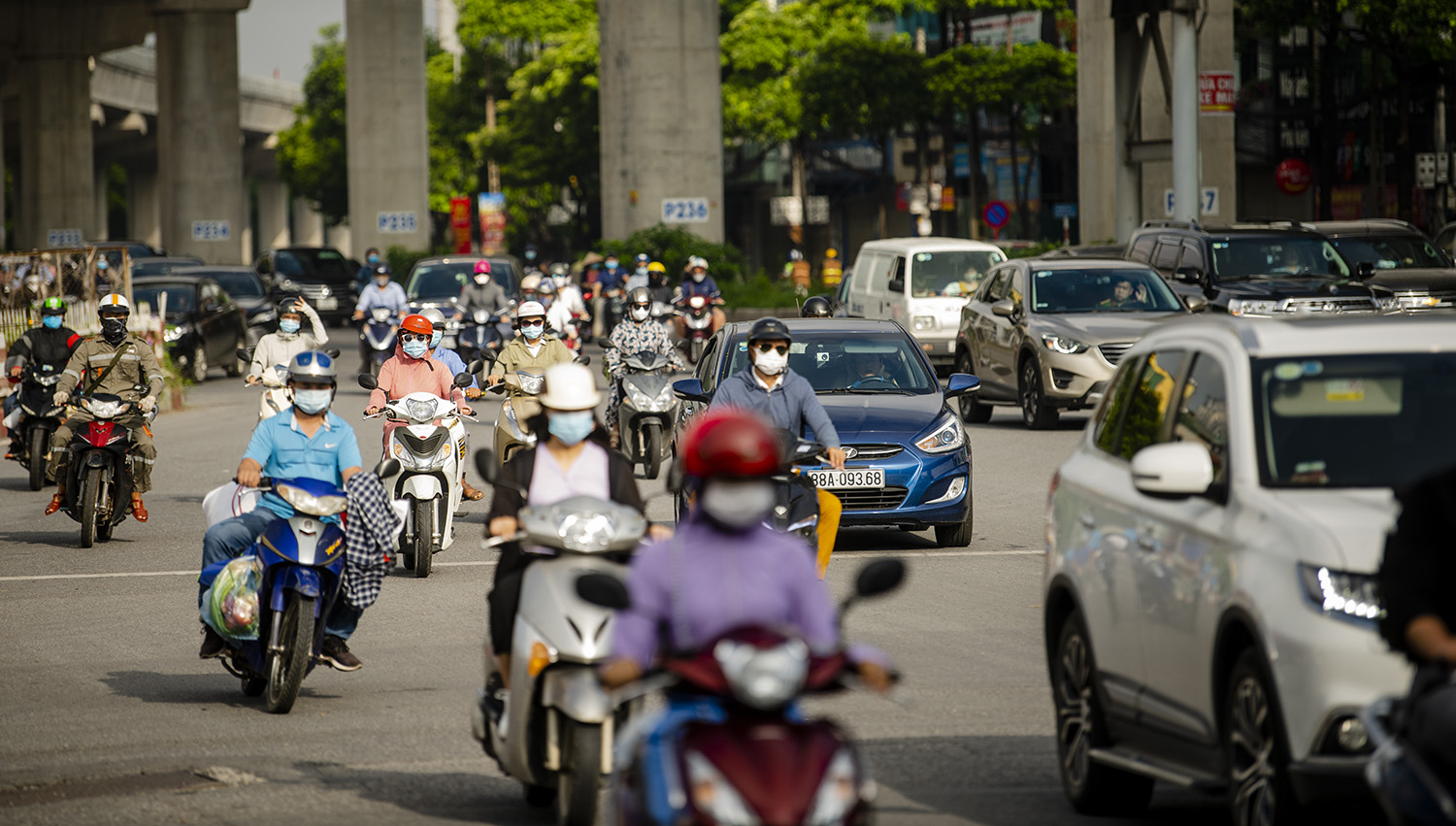 Các tuyến đường có rất nhiều phương tiện di chuyển.