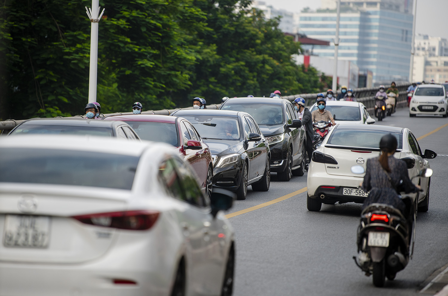 Cầu vượt qua Láng Hạ - Lê Văn Lương ùn ứ nhẹ.