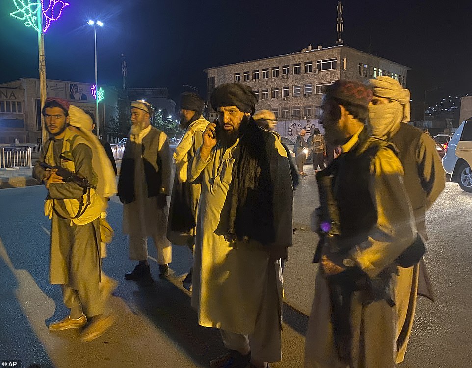 Lực lượng Taliban xuất hiện&nbsp;trên đường phố Kabul.