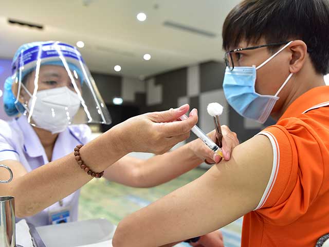 TP.HCM đã nhận được 4,4 triệu liều vắc xin từ Bộ Y tế và đã tiêm cho người dân. Ảnh: Hồng Lam