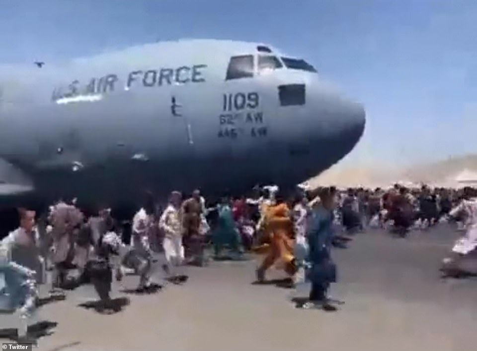 Đám đông hàng trăm người cố bám víu lấy chiếc máy bay vận tải quân sự chở người đi sơ tán khỏi thủ đô Kabul, Afghanistan. Ảnh: Twitter