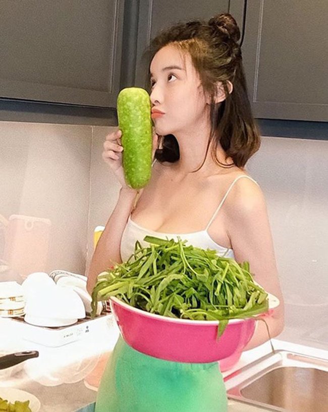Người đẹp Cao Thái Hà cũng không thua chị kém em khi ăn vận sexy vào bếp mùa dịch.
