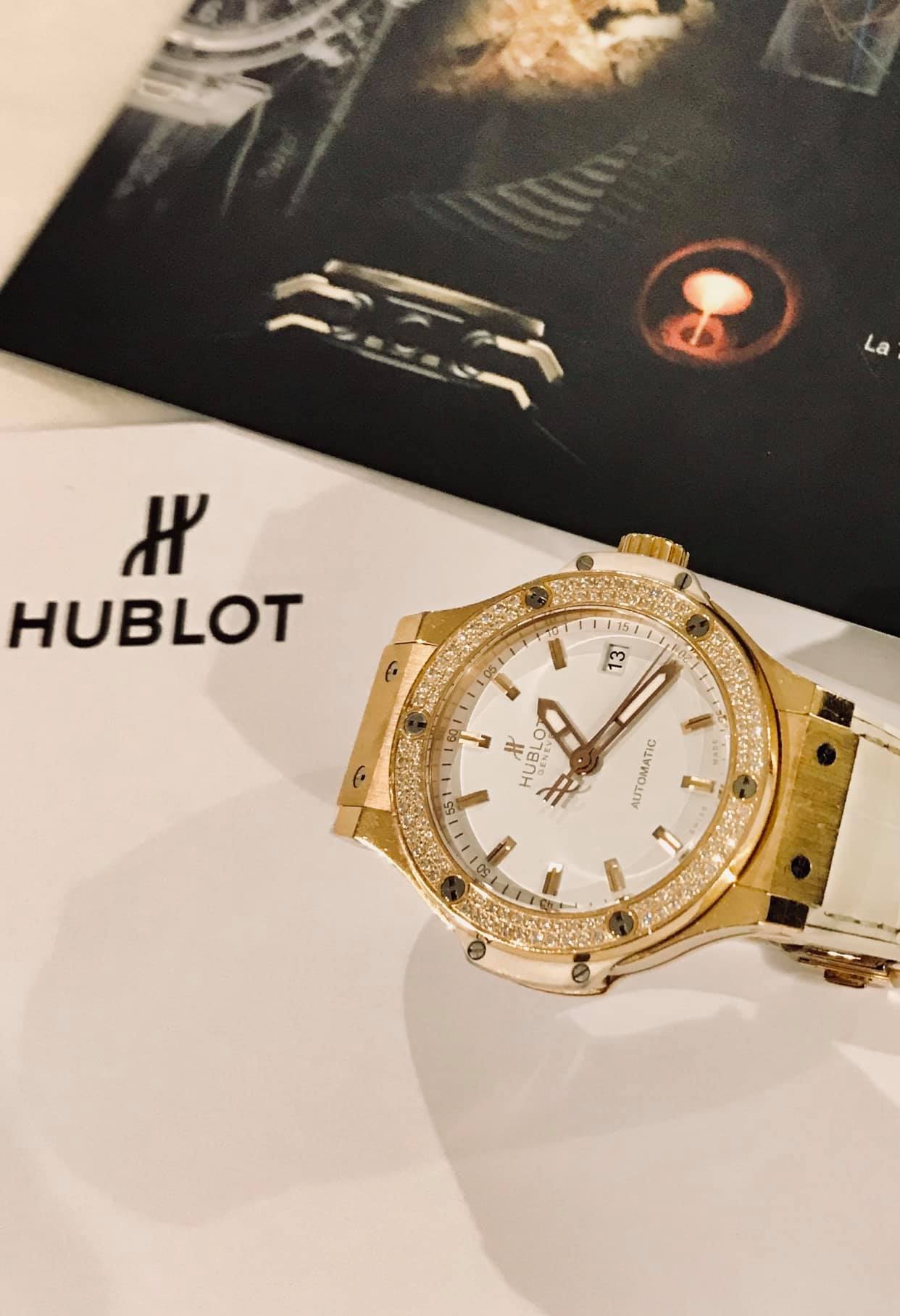 Cô còn tiết lộ thêm, chiếc đồng hồ hiệu Hublot được nạm vàng và kim cương nên càng đẹp và duyên dáng. Hiện tại, mẫu đồng hồ này không còn sản xuất.&nbsp;