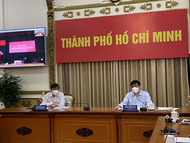 GS.TS Nguyễn Thanh Long, Bộ trưởng Bộ Y tế và Chủ tịch UBND TP Hồ Chí Minh tại điểm cầu UBND Thành phố. Ảnh: Thái Bình