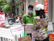 Tin tức trong ngày - ‘Chợ nhà giàu’ Hà Nội thời giãn cách: Giao dịch qua rào chắn