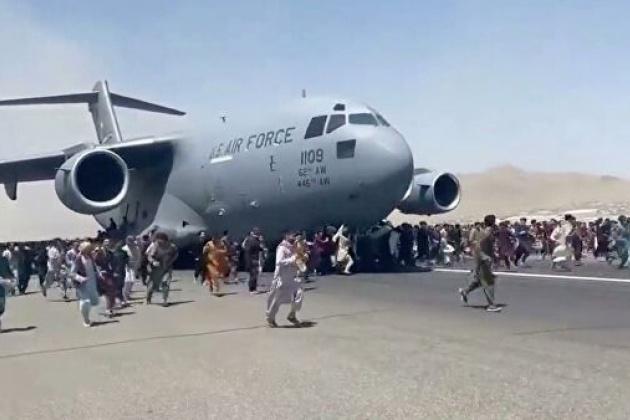 Sân bay Kabul trong sự hỗn loạn ngày 16/8/2021.