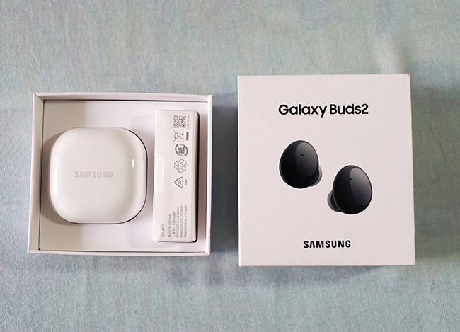 Theo giới thiệu của hãng công nghệ Hàn Quốc, tai nghe Galaxy Buds2 cho trải nghiệm êm ái khi đeo và giúp người dùng đắm chìm trong âm nhạc.
