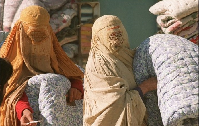 Phụ nữ Afghanistan che kín mặt mũi theo luật Hồi giáo do Taliban áp đặt năm 1996.