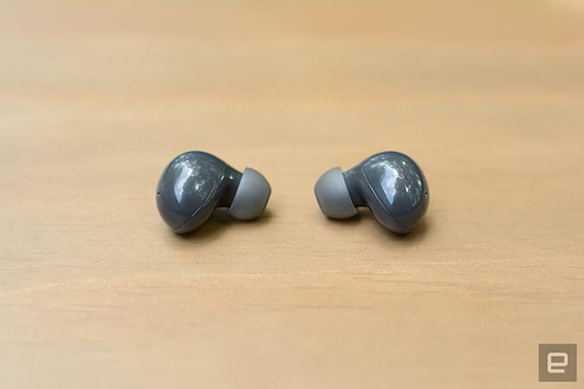 Mỗi tai nghe có hình dạng cong mang tính biểu tượng để có được chất lượng âm thanh tốt hơn, hãng sản xuất mô tả.
