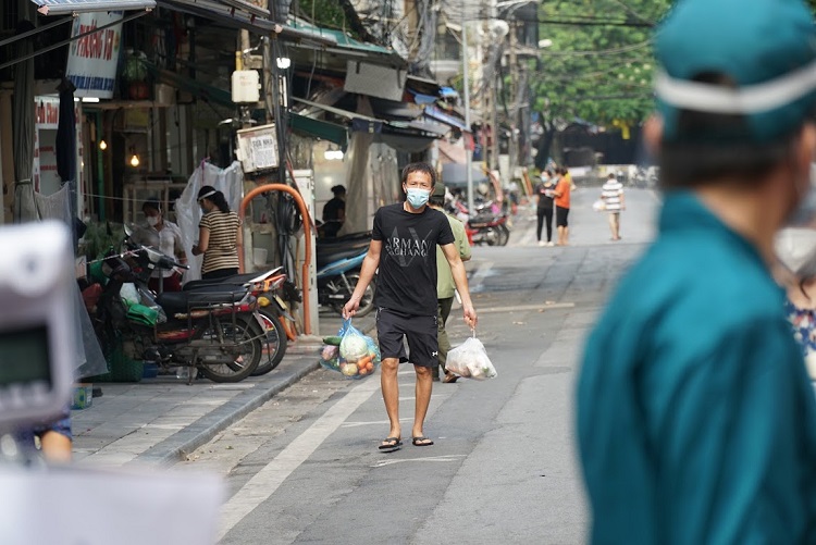 Chợ Hàng Bè (Hoàn Kiếm, Hà Nội) có khuôn viên khoảng 100m nhưng nằm giữa trung tâm phố cổ chỉ cách Hồ Gươm khoảng 1km. Khu chợ này từ lâu được mệnh danh là “chợ nhà giàu” do phần lớn bán thực phẩm độc lạ, tươi ngon và giá thành tương đối đắt đỏ.