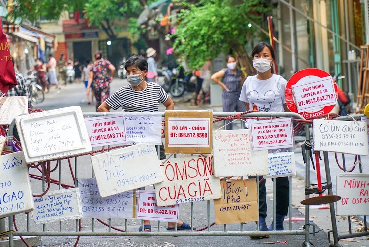 Tuy nhiên vì muốn duy trì hoạt động bán hàng cả cho những khách hàng ở khu vực khác, các tiểu thương trong khu vực chợ đã tự làm hàng chục tấm biển quảng cáo, trong đó ghi những nội dung như tên thực phẩm, số điện thoại người bán để người mua chỉ cần gọi điện đặt hàng, sau đó đến lấy mà không cần vào bên trong.