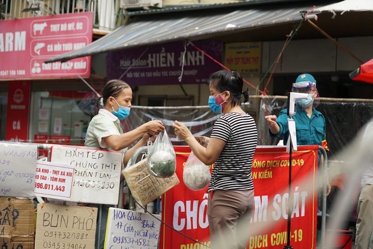 Hàng hóa, thực phẩm đều được chuẩn bị sẵn sàng trước đó. Các tiểu thương ở đây cho biết, chất lượng sản phẩm không khác gì ngày thường chỉ là thay đổi về cách bán hàng để thích nghi với tình hình chung.