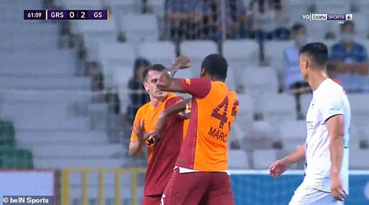 Marcao Texeira&nbsp;húc đầu và đấm vào mặt của người đồng đội&nbsp;Muhammed Kerem Akturkoglu bên phía Galatasaray ở phút 61 trận thắng 2-0 trước&nbsp;Giresunspor tại vòng 1 giải VĐQG Thổ Nhĩ Kỳ ngày 17/8