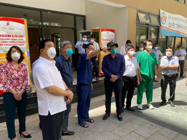 BS Phan Minh Hoàng báo cáo với lãnh đạo Bộ Y tế về công tác thu dung, điều trị bệnh nhân COVID-19 tại Bệnh viện Dã chiến số 6. Ảnh: Thái Bình.