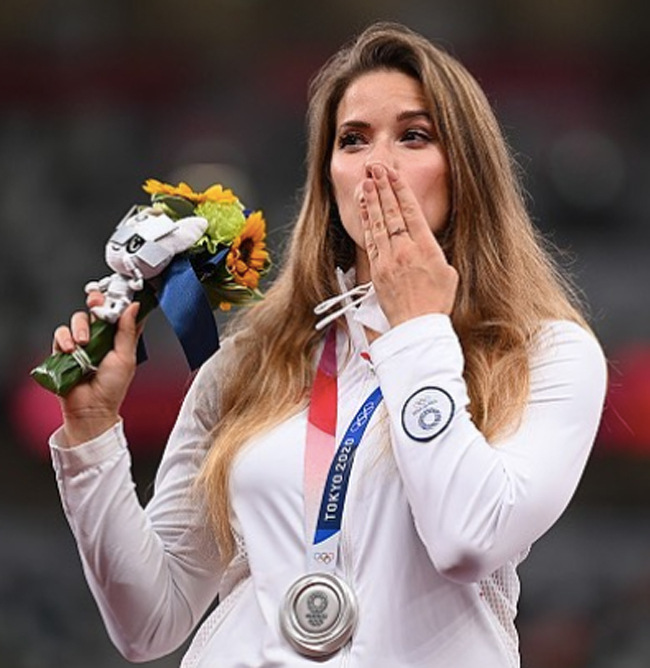 Cô gái 25 tuổi giành tấm HCB Olympic đầu tiên cho đoàn Ba Lan tại nội dung ném lao nữ.
