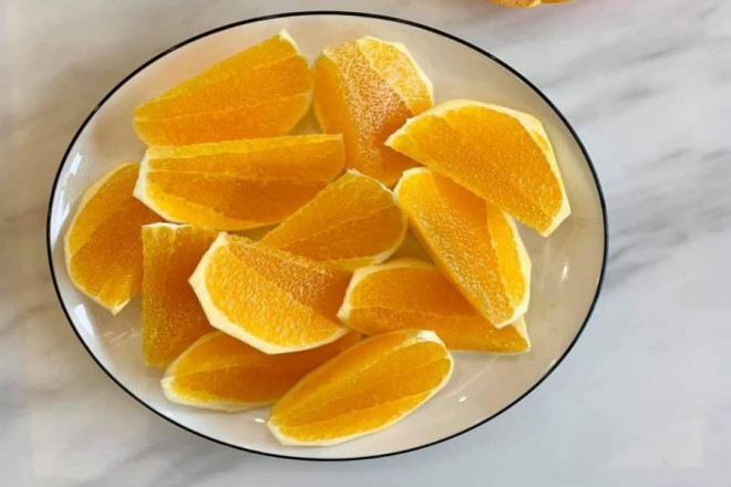 Cần ăn hoa quả ngay sau khi gọt để tránh hao hụt vitamin C. Ảnh: Phan Anh