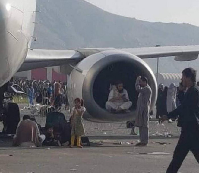 Cảnh tượng hỗn loạn bên trong sân bay quốc tế Kabul - ảnh Daily Mail.