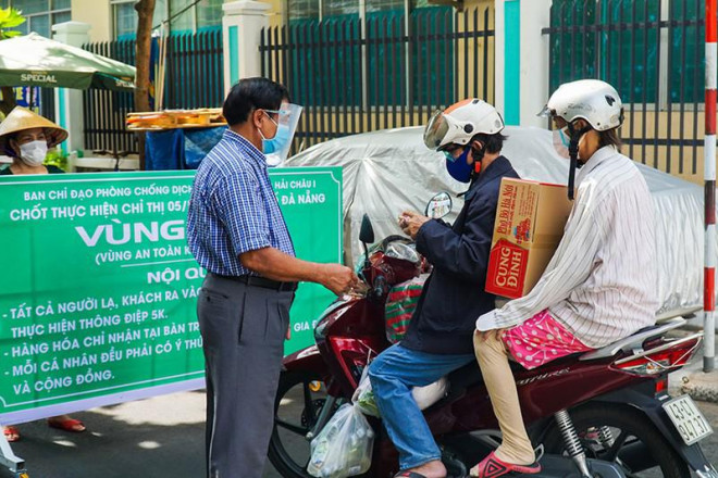 Các địa phương miền Trung lo ngại dịch bùng phát và không còn chỗ để cách ly nên tạm dừng đón người về. Ảnh: BÙI TOÀN