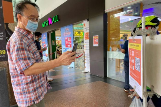 Người dân Singapore dùng ứng dụng TraceToghether quét mã QR tại các cửa trung tâm thương mại