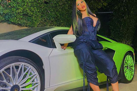 Nữ rapper sở hữu bộ sưu tập siêu xe cả triệu USD chỉ để chụp ảnh