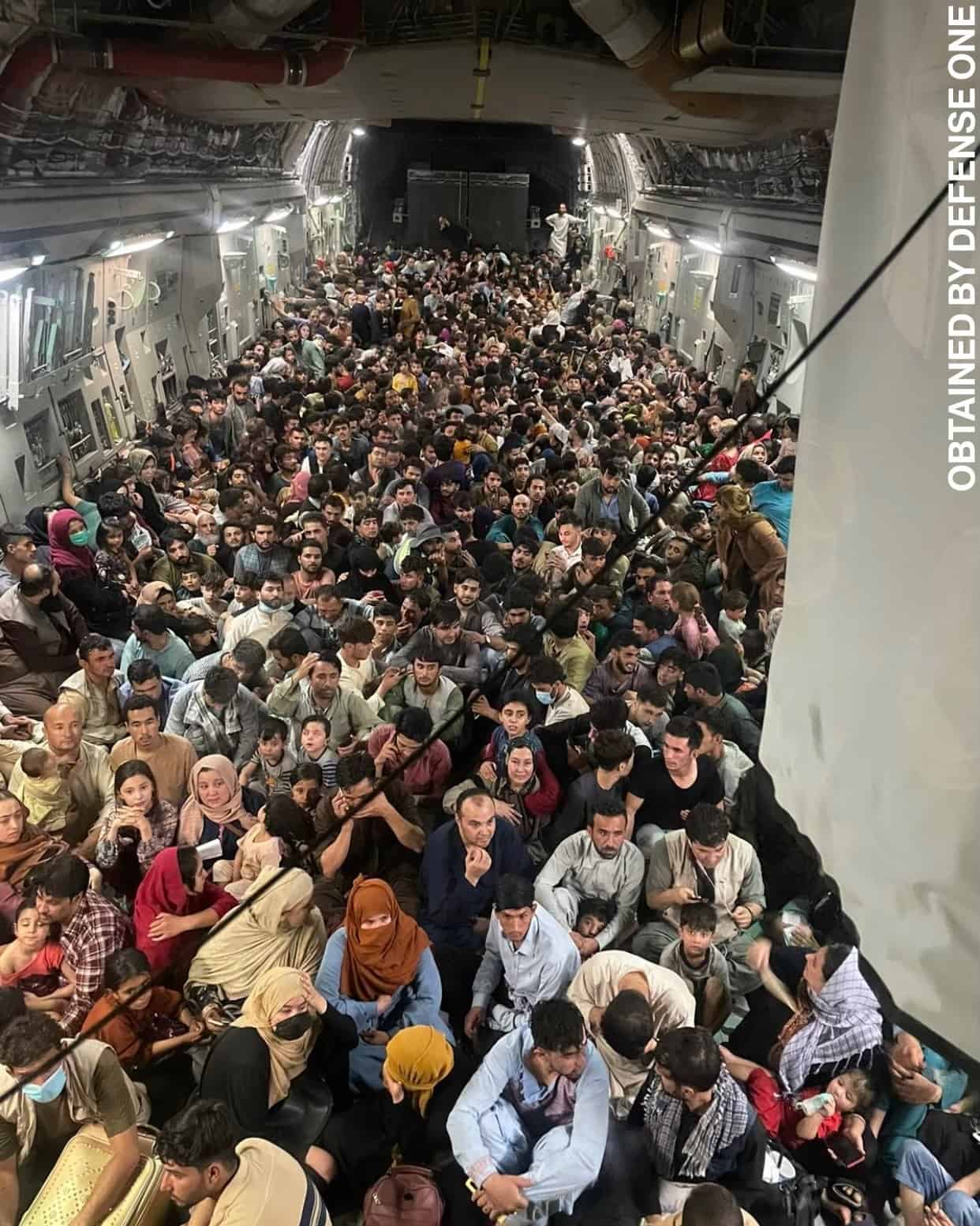Hàng trăm người Afghanistan chen chúc trên một chiếc C-17 của Không quân Mỹ. Ảnh: Defense One
