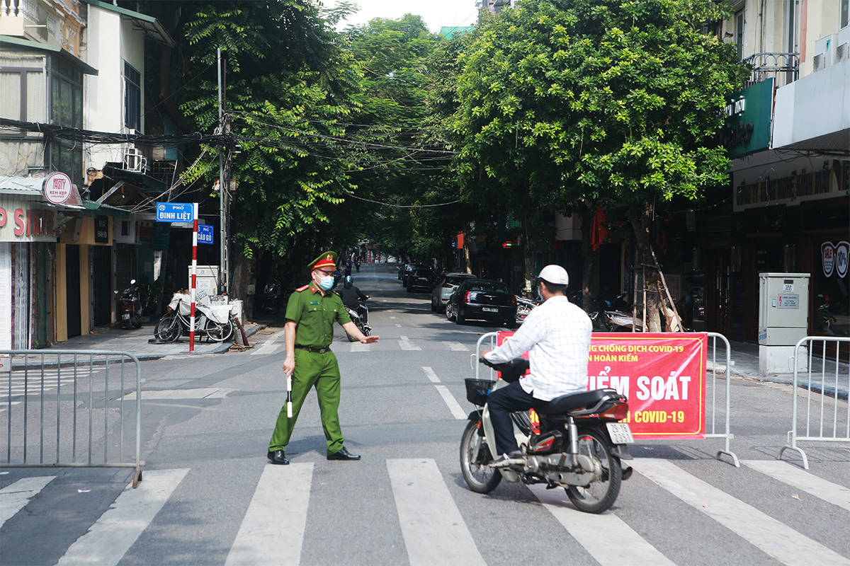 TP Hà Nội đang trong thời gian thực hiện giãn cách xã hội theo nguyên tắc Chỉ thị 16 của Thủ tướng Chính phủ. Nhà chức trách lập nhiều chốt kiểm soát cứng và mềm khắp các đường ngang, ngõ ngách ở phố cổ nhằm kiểm soát việc ra vào của người dân, đảm bảo phòng chống dịch một cách hiệu quả nhất cho các khu dân cư.