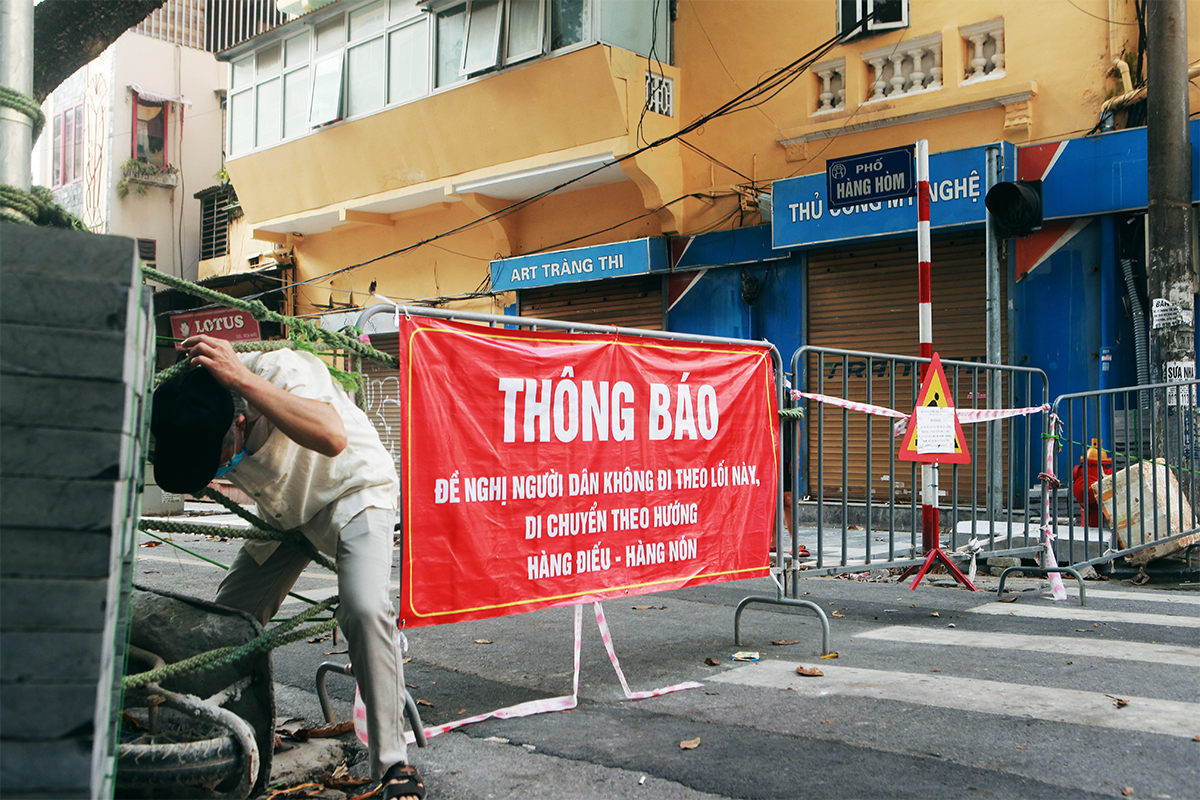 Tại chốt cứng đầu chợ Yên Thái , phố Yên Thái (quận Hoàn Kiếm), nhà chức trách dựng 2 chốt liền nhau nhằm kiểm soát người dân đi lại.