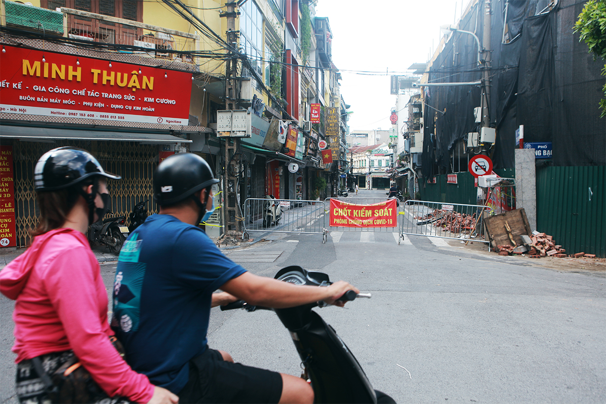 Phố Tạ Hiện, đây vốn là một khu phố sầm uất trước thời điểm giãn cách xã hội, nay đã được rào cứng lối vào. Nhiều người phải quay xe vì đường vào đã rào kín.