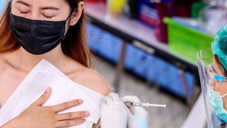 Thái Lan hiện sử dụng vaccine AstraZeneca trong chiến dịch tiêm chủng toàn quốc.