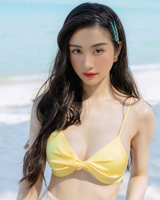 Tháng 3.2020, tờ báo nổi tiếng Thái Lan - Sanook bất ngờ đăng tải bài viết khen ngợi nhan sắc Jun Vũ của Việt Nam với nhiều mỹ từ. Không những thế, Sanook còn gọi nữ diễn viên 9X là minh tinh đẹp và quyến rũ nhất Việt Nam.
