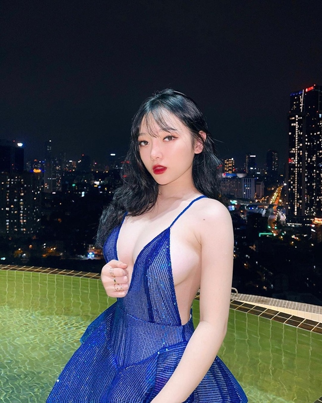 Linh Chichan là streamer nổi tiếng trong làng game Việt.&nbsp;Hot girl 2k2 là &#34;lính mới&#34; trong làng streamer nhưng nhanh chóng nổi tiếng nhờ ngoại hình nóng bỏng. Trước đó, người đẹp xứ Lạng gây chú ý khi diện đầm dạ hội hai dây hở tới 95% vòng 1.
