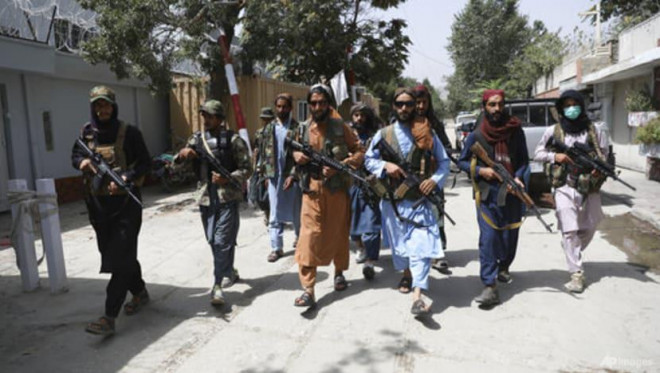Taliban tuần tra khu phố Wazir Akbar Khan ở thủ đô Kabul ngày 18-8. Ảnh: AP
