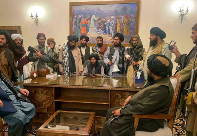 Lực lượng Taliban bên trong phủ tổng thống Afghanistan ở thủ đô Kabul hôm 15/8. Ảnh:&nbsp;&nbsp;Al Jazeera.
