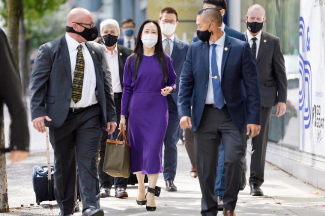 Bà Mạnh Vãn Chu trở lại tòa sau khi nghỉ trưa. Ảnh: Reuters