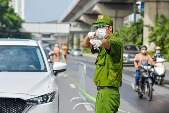 Tổ công đặc biệt Công an TP Hà Nội làm nhiệm vụ phòng chống Covid-19 - Ảnh: Ngô Nhung