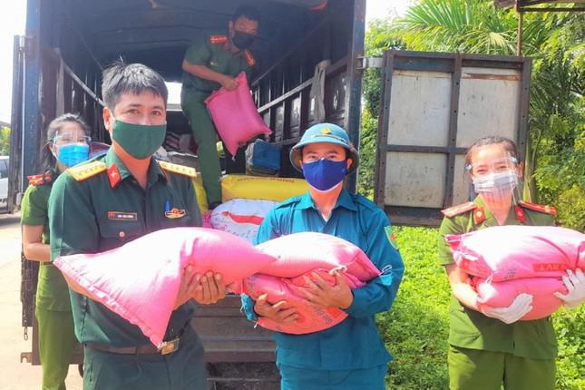 Nhiều phần qua được gửi đến người dân huyện Cư Kuin trong thời gian giãn cách toàn xã hội theo Chỉ thị 16