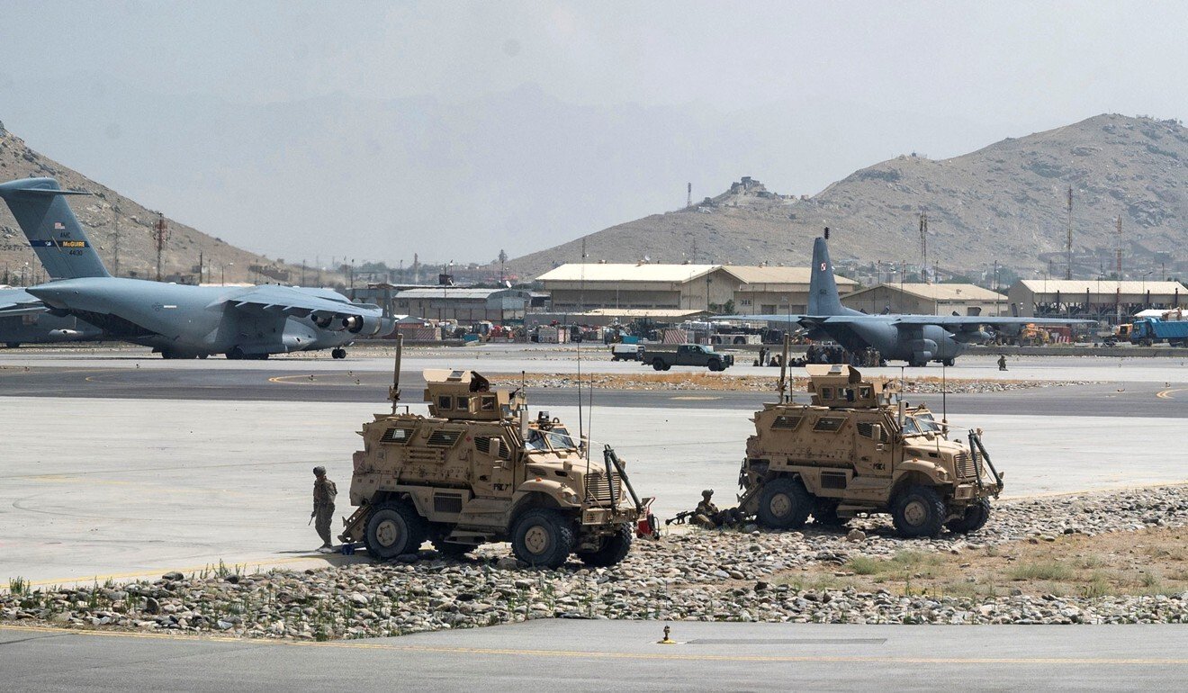 Binh sĩ Mỹ tuần tra ở sân bay quốc tế Kabul, Afghanistan.