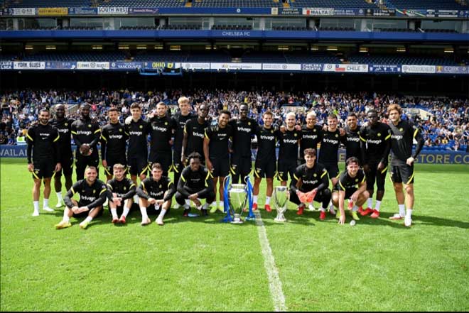 Chelsea khoe 2 danh hiệu Champions League và Siêu cúp châu Âu vừa giành được ở buổi tập mở hôm 18/8