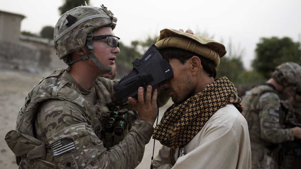 Binh sĩ Mỹ kiểm tra thông tin sinh trắc học của một dân làng Afghanistan.