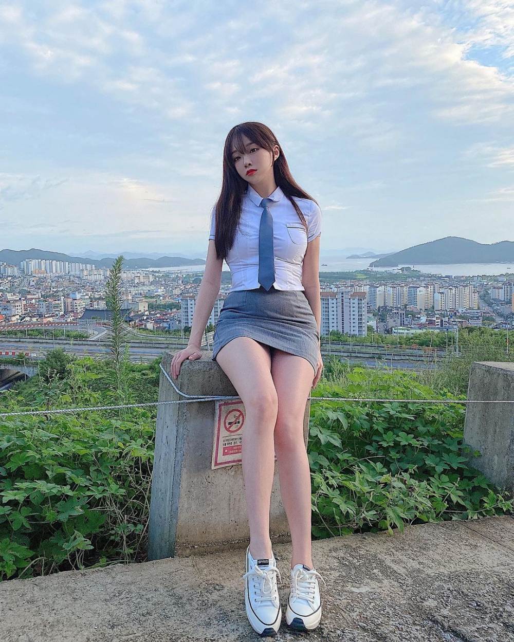 Kim Ah Yeong đã quá tuổi đến trường nhưng vẫn yêu thích đồng phục nữ sinh.