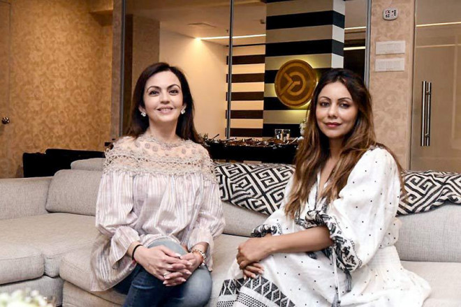 Gauri Khan làm việc với Nita Ambani tại dinh thự Antilia 1 tỷ USD. (Ảnh Box Office India)