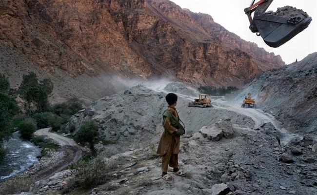 Khảo sát cũng cho thấy Afghanistan có tiềm năng về khí đốt và dầu mỏ và các loại đá quý. 
