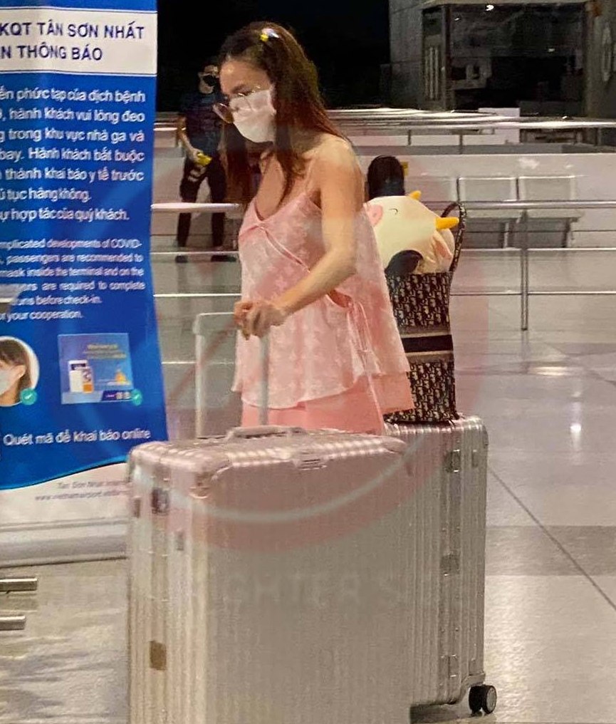Ninh Dương Lan Ngọc xuất hiện tại sân bay với set đồ ngủ nữ tính màu hồng phấn.