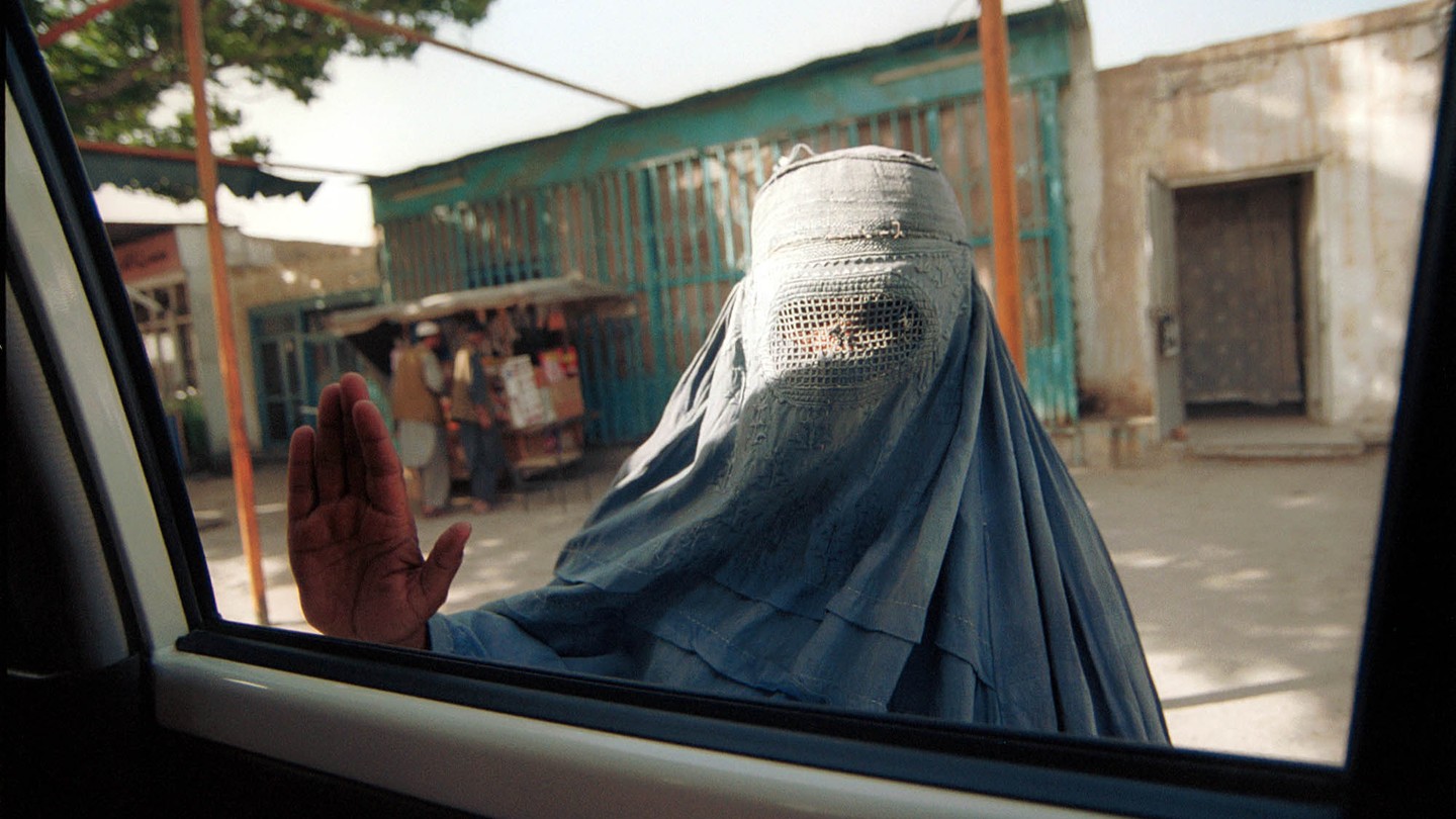 Hình ảnh phụ nứ phải mặc đồ che kín toàn thân đang quay trở lại ở Afghanistan.