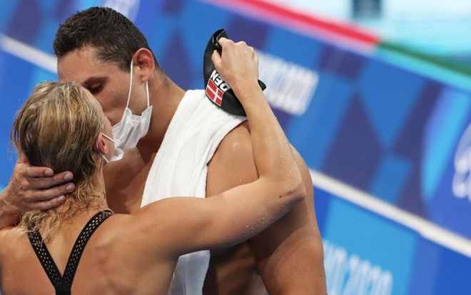 Nụ hôn gây sốt tại Olympic Tokyo của kình ngư Pernille Blume và bạn trai