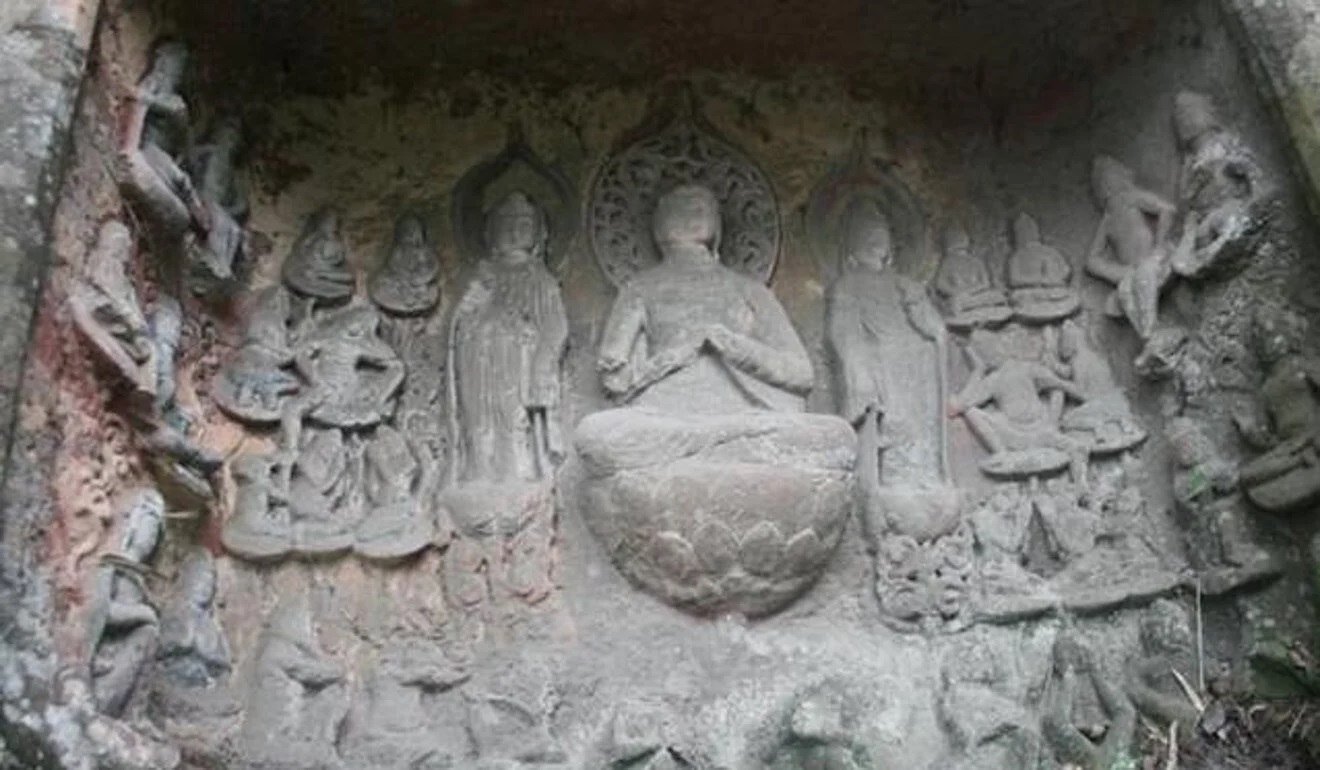 Các bức tượng Phật nghìn năm được khắc trên vách đá của một ngon núi ở tỉnh Tứ Xuyên, Trung Quốc. Ảnh: Baidu