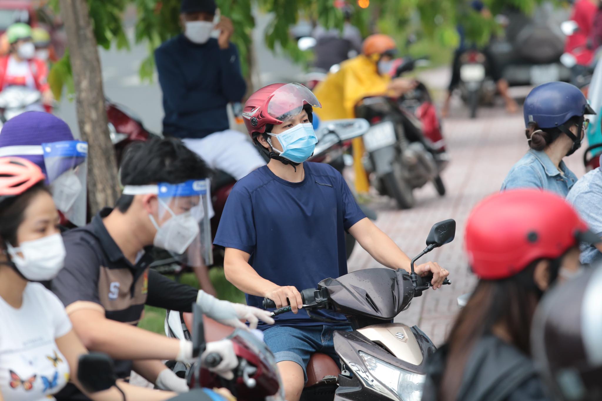 Tại siêu thị MM Mega Market An Phú, TP. Thủ Đức có hàng trăm người xếp hàng từ ngoài cửa siêu thị để chờ vào trong mua sắm. Trong khi đó ngoài cổng trên đường song hành Xa lộ Hà Nội cũng có rất nhiều người đi xe máy chờ vào bên trong.