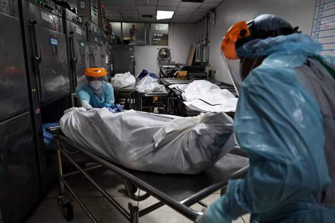 Nhân viên y tế Thái Lan di chuyển thi thể nạn nhân tử vong vì COVID-19 tại một bệnh viện thuộc tỉnh Pathum Thani ngày 8-8. Ảnh: AP